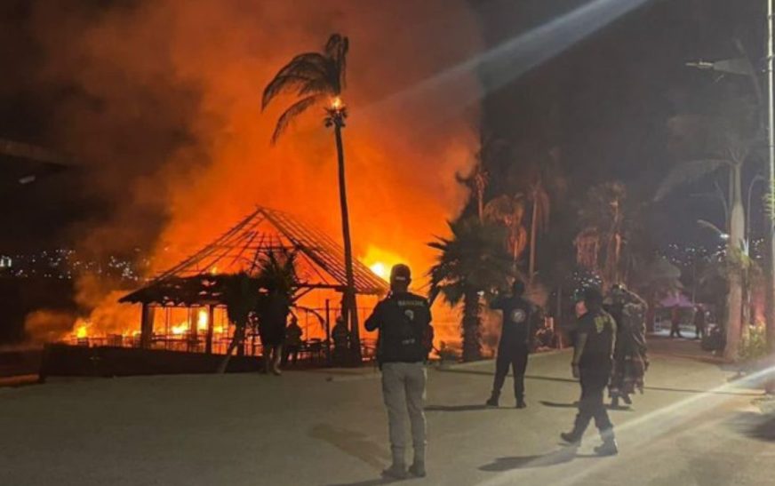 Incendio en playa Papagayo de Acapulco consume tres restaurantes