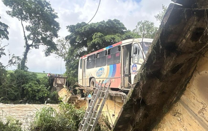 Colapso de puente en Omealca, Veracruz, deja un muerto y varios heridos