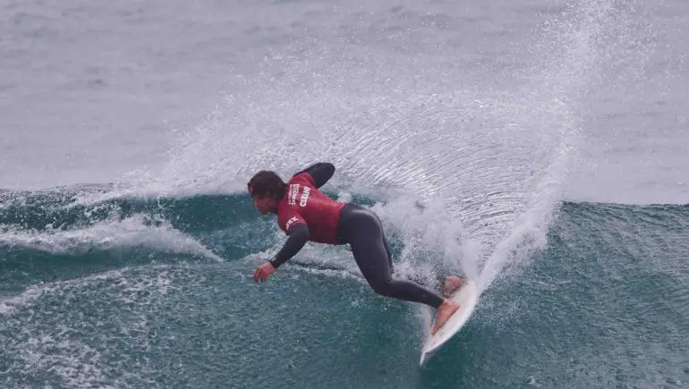 El mexicano Alan Cleland avanza a la segunda ronda en el surf olímpico