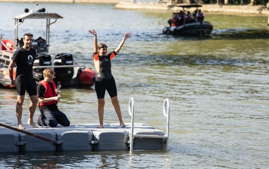 Nada en río Sena la alcaldesa de París para mostrar limpieza previo a Juegos Olímpicos