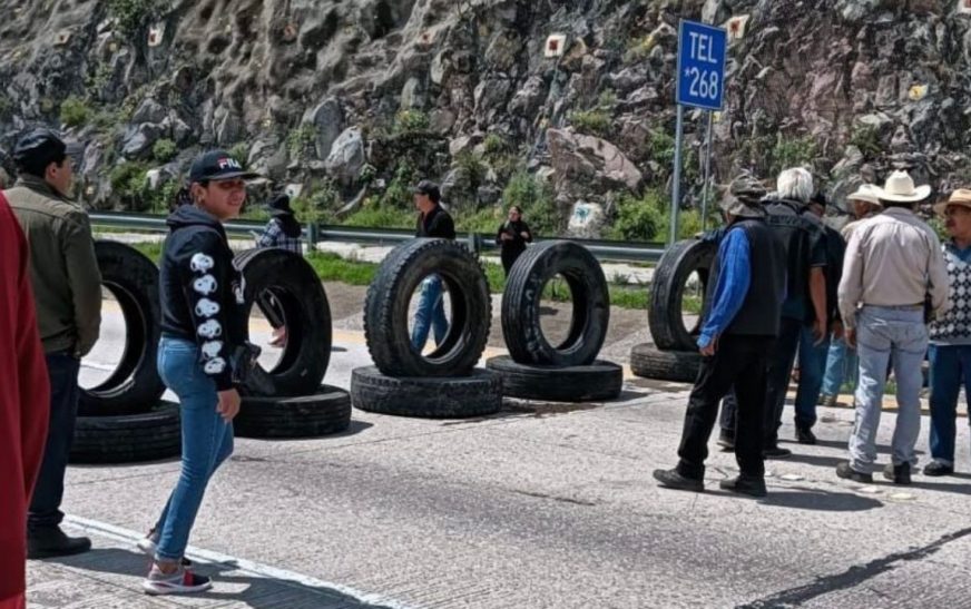 Ejidatarios llevan 57 horas de bloqueo en Arco Norte; amenazan con detonar puente