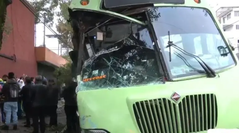 Microbús choca contra árbol en Calzada de las Águilas por supuestamente jugar ‘carreritas’