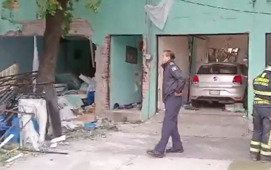 Explota casa en Avenida Patriotismo; hay dos perritos lesionados