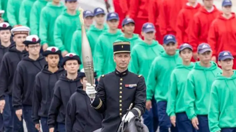 La llama olímpica llega a París, a tiempo para la fiesta nacional de Francia