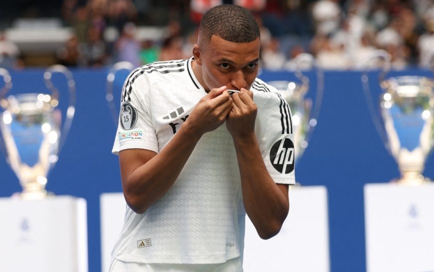 Real Madrid presenta a Mbappé ante miles de aficionados