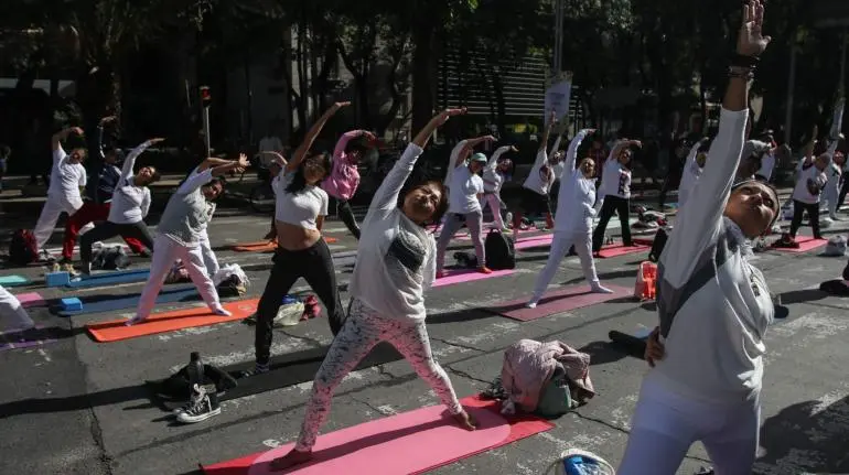 Participan cerca de mil 300 personas en mega clase de yoga en Paseo de la Reforma