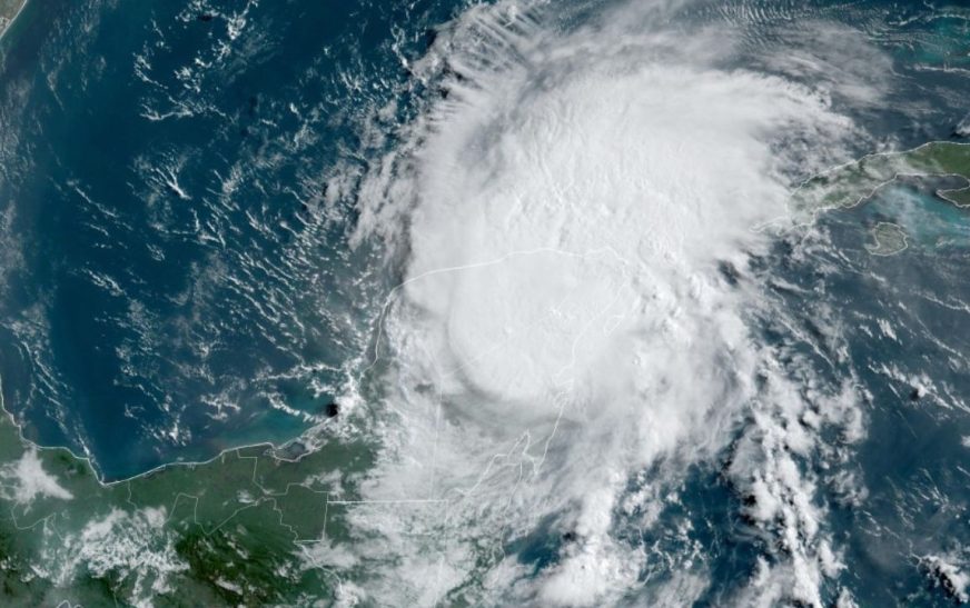 ‘Beryl’ se debilita más y continúa por Yucatán como tormenta tropical