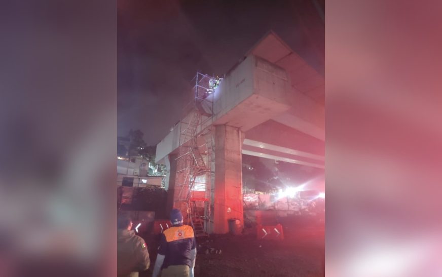 Dos soldadores caen de estructura del Tren México-Toluca; resultan con lesiones graves