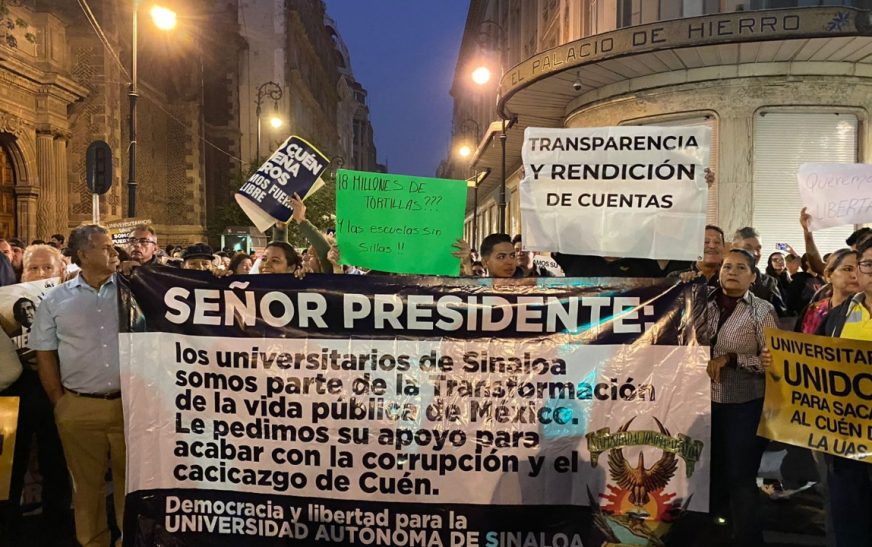 Protestan alumnos y trabajadores de la UAS frente a Palacio Nacional