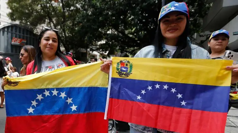 Cientos de venezolanos residentes en CDMX votan en la embajada