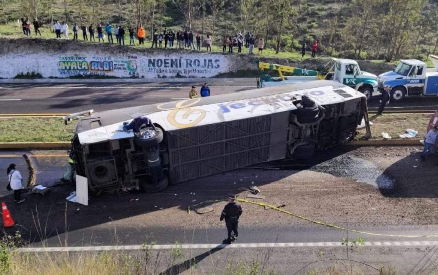 Un muerto y 12 heridos en choque entre tráileres y autobús de pasajeros en Tepetlaoxtoc