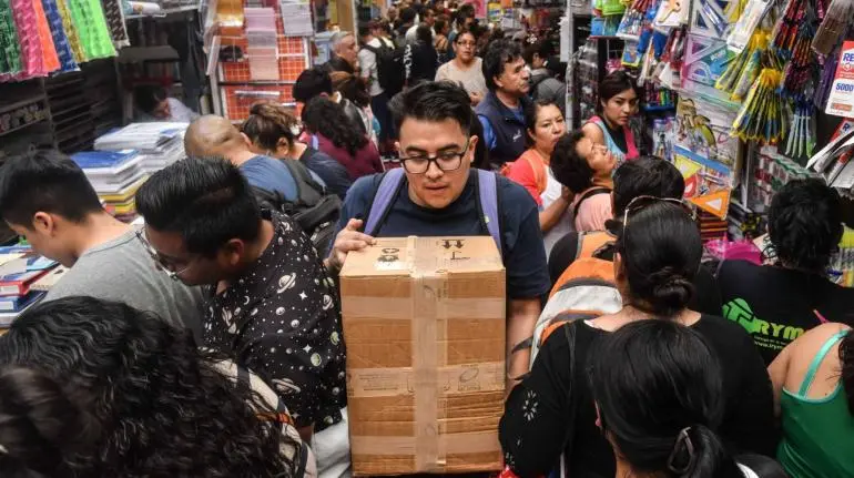 Compradores abarrotan la calle de Mesones a días del regreso a clases