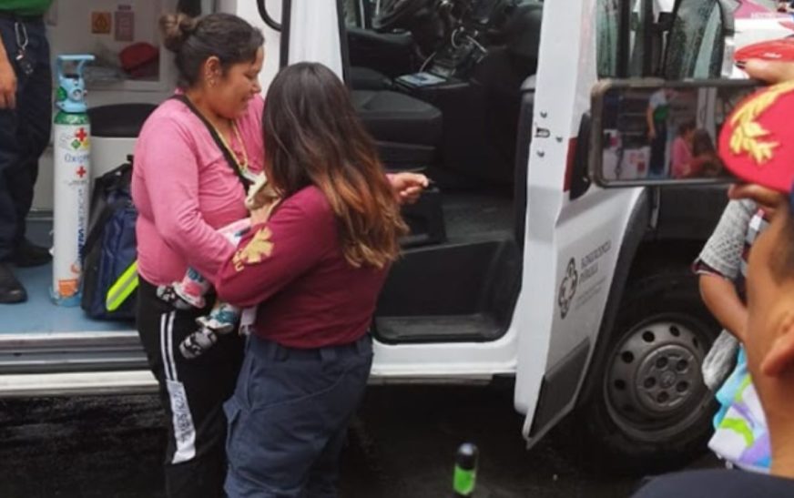 Policías salvan a bebé de morir asfixiada en estación La Merced del Metro