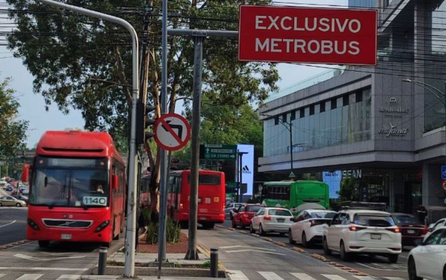 Metrobús arrolla a peatón en avenida Xola; suspenden temporalmente el servicio en L2