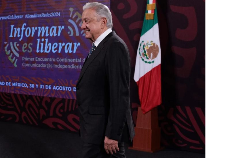 López Obrador pide a la prensa estar lejos del poder y cerca del pueblo