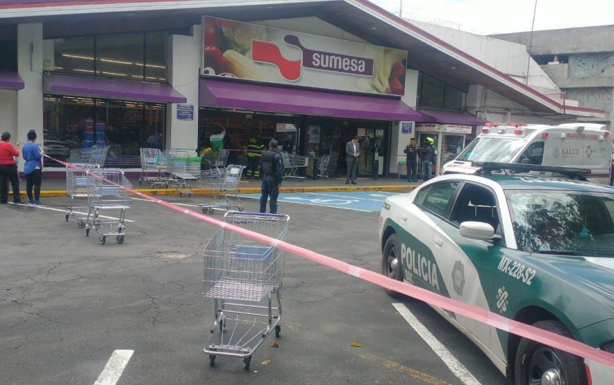 Conductora impacta contra supermercado “Sumesa” en Coyoacán; varios lesionados