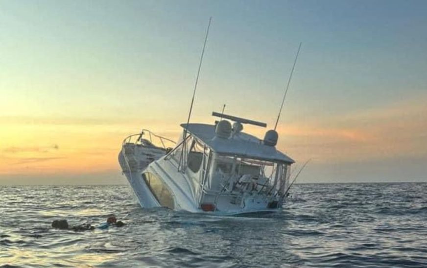 Yate se hunde en Yucatán; rescatan a 14 pasajeros