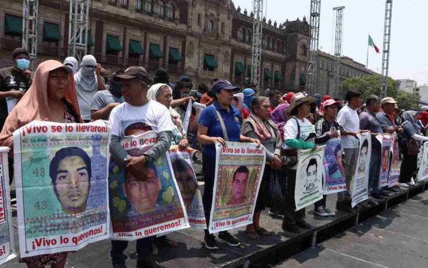 Padres de los 43 normalistas concluyen el diálogo con López Obrador