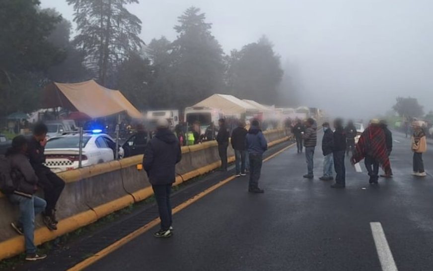 Por segundo día, ejidatarios bloquean la autopista México-Puebla