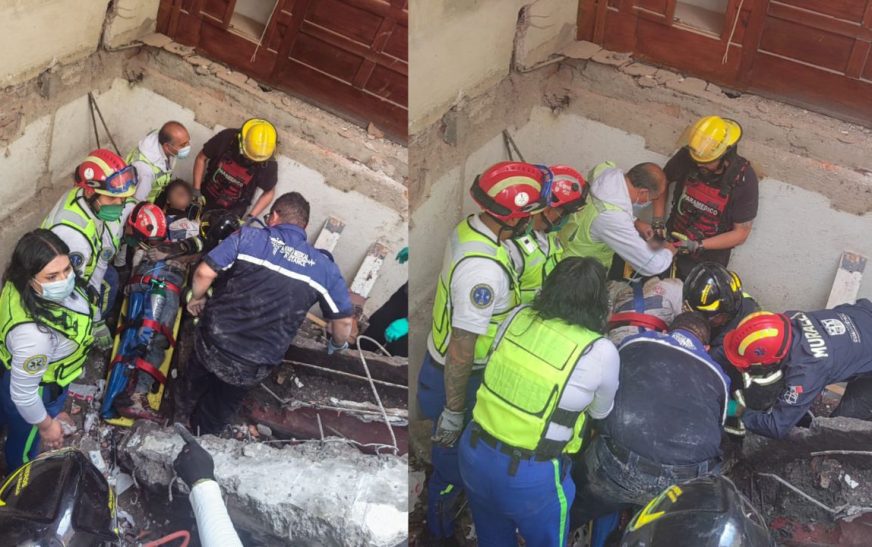 Rescatan a hombre que quedó atrapado en el derrumbe de una construcción en la Cuauhtémoc