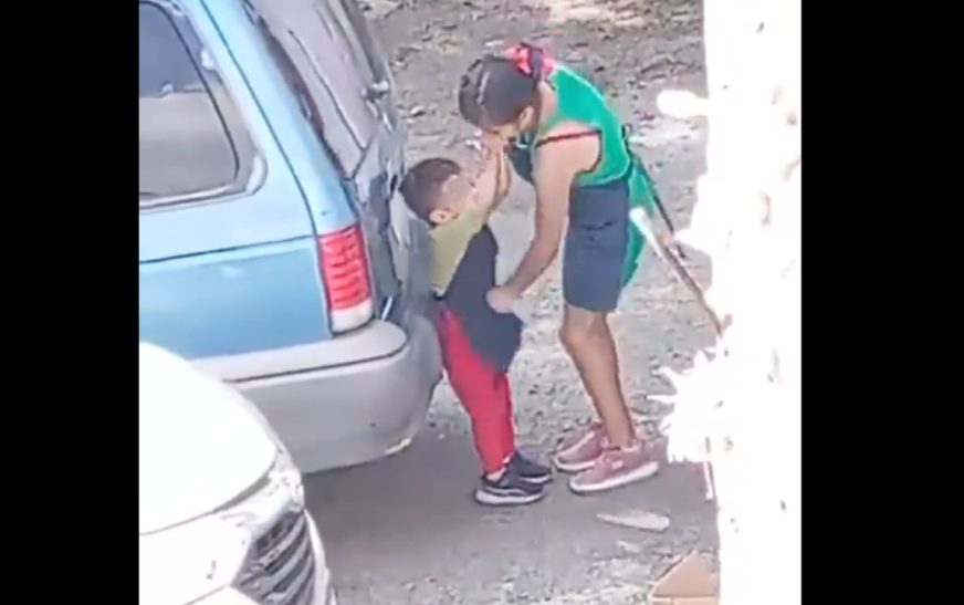 Captan a mujer mientras golpea a su hijo a puño cerrado