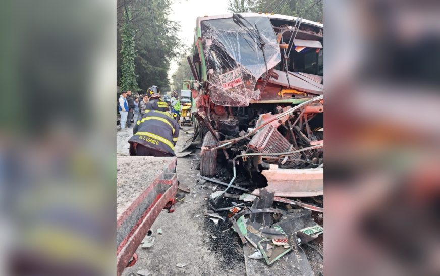 20 pasajeros resultan lesionados tras choque de camión contra tráiler en Picacho Ajusco