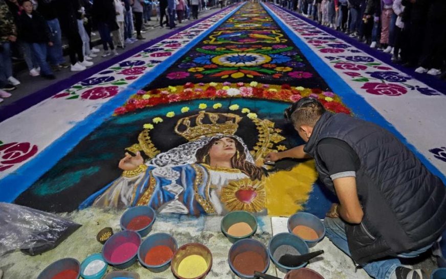 Tlaxcala: Cubren con tapetes de aserrín 7 kilómetros para la Virgen de la Caridad