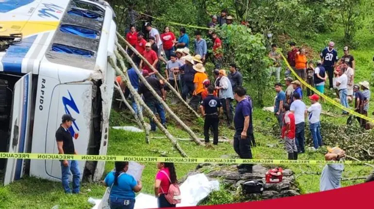 Vuelca autobús con pasajeros en carretera de Puebla; reportan nueve heridos y un muerto