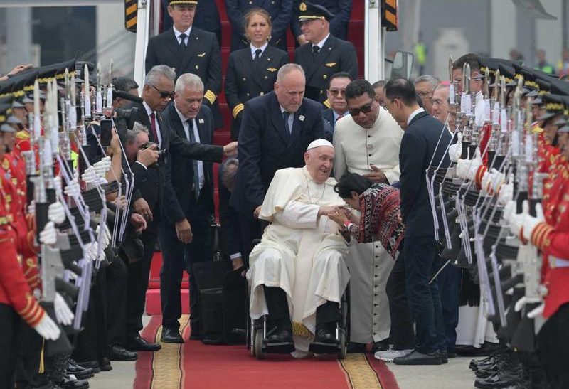 Papa Francisco inicia en Indonesia su gira en el sureste asiático