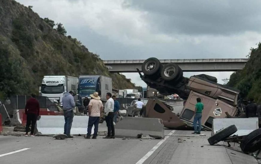 Volcadura de tráiler en Arco Norte provoca cierre por más de dos horas