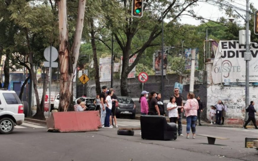 Vecinos bloquean avenida San Fernando tras afectaciones por lluvias en Tlalpan