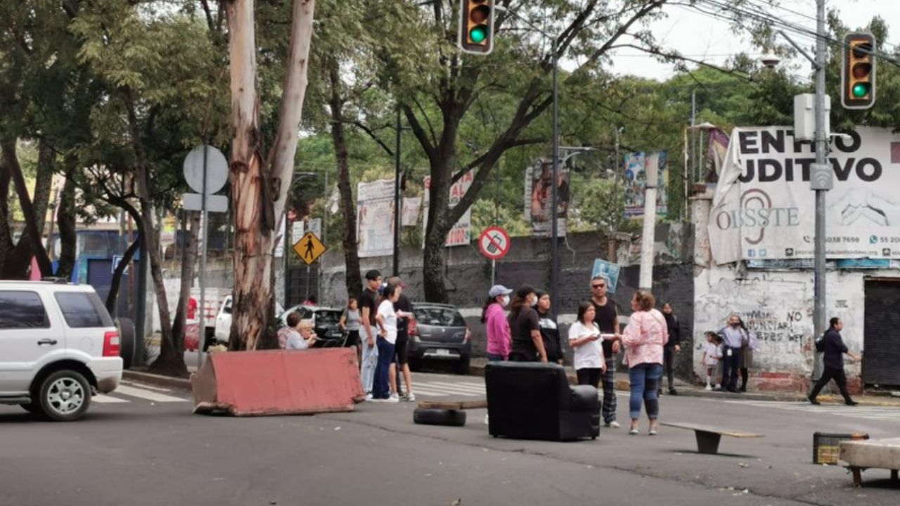 Vecinos bloquean avenida San Fernando tras afectaciones por lluvias en Tlalpan