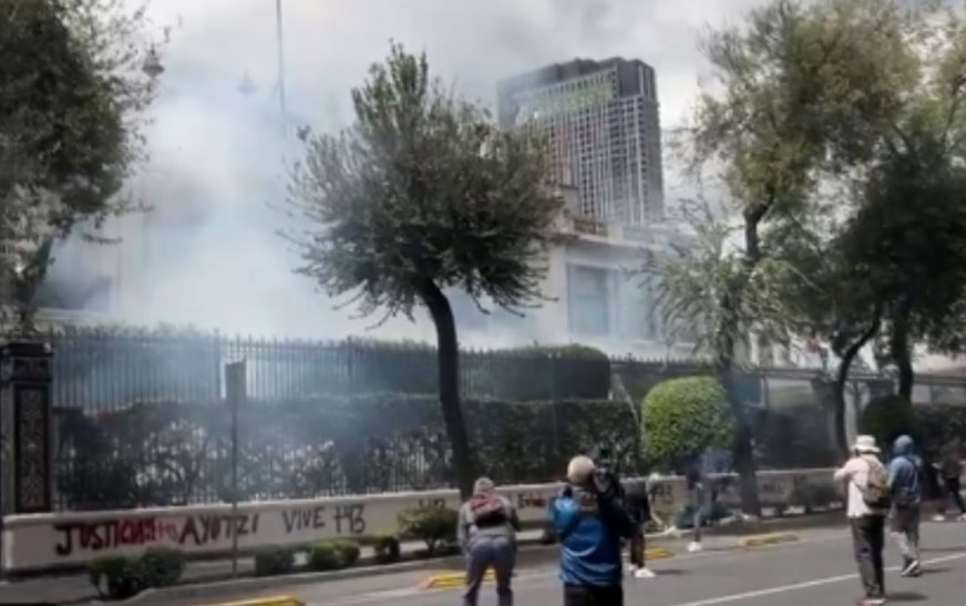 Lanzan explosivos a Segob durante protesta por 10 años de caso Ayotzinapa