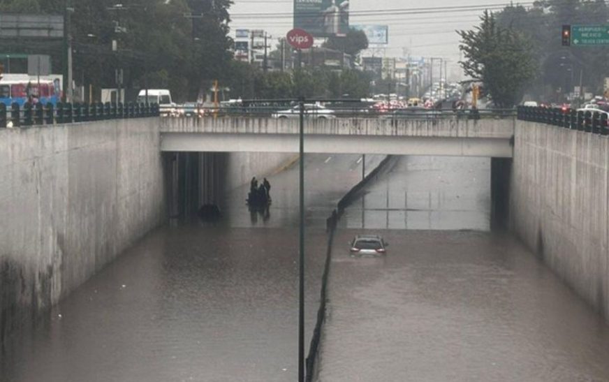 Tormenta paraliza tránsito en Toluca con graves inundaciones