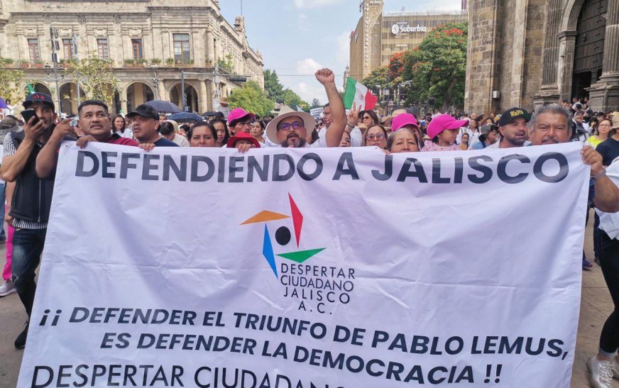 Participan miles de personas en ‘Marcha por la Defensa de Jalisco’