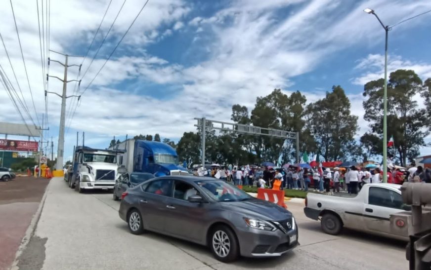 Caos en la México-Puebla por bloqueo de trabajadores del Poder Judicial