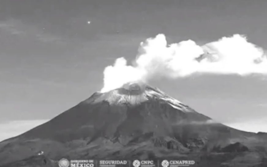 Con fumarola de 500 metros, ‘despierta’ el volcán Popocatépetl