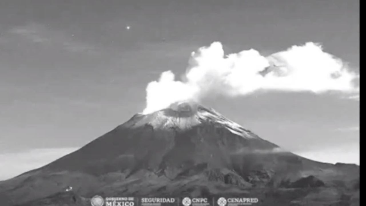 Con fumarola de 500 metros, ‘despierta’ el volcán Popocatépetl