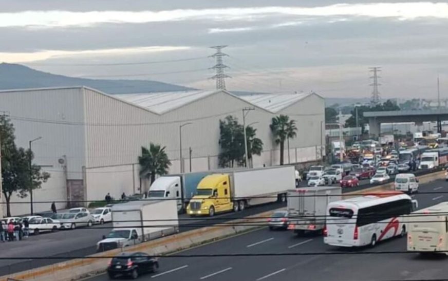 Transportistas provocan caos en la México-Querétaro a la altura de Tepotzotlán