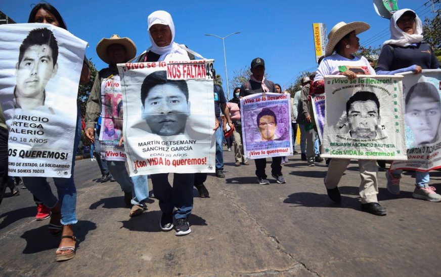 “Se complicaron las cosas, están enredadas”, dice AMLO a padres de 43 normalistas de Ayotzinapa