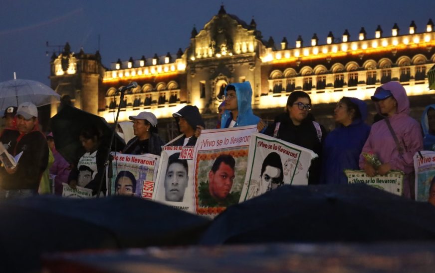 Padres de los 43 de Ayotzonapa marchan en CDMX