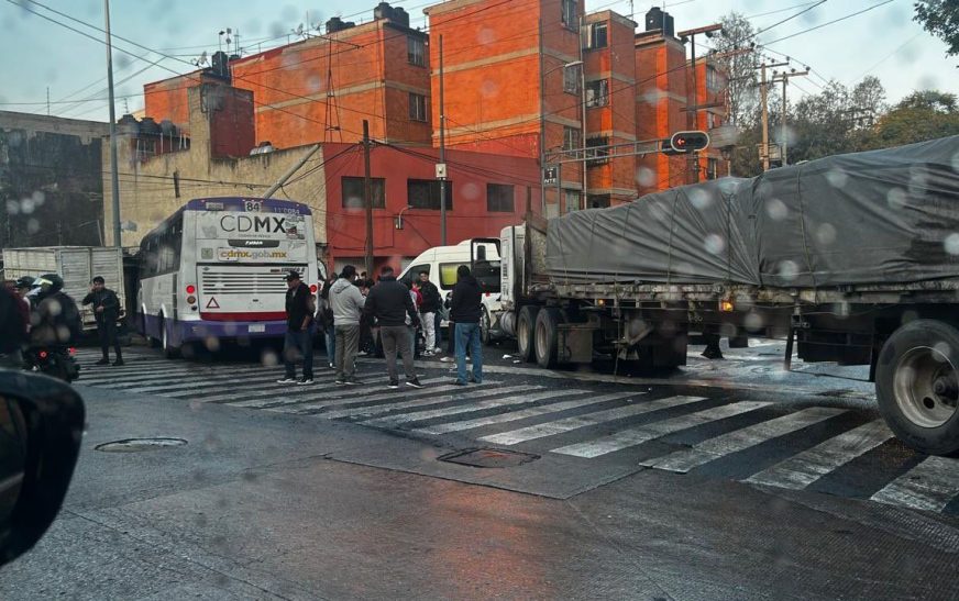 Tráiler impacta contra camión de pasajeros en Circuito Interior; varios lesionados