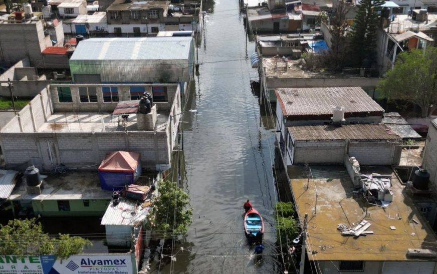 Regresan a clases tras inundaciones en Chalco