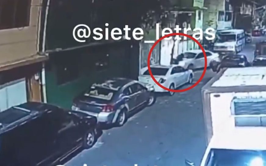 Conductor frustra robo de auto en Azcapotzalco al arrollar al ladrón