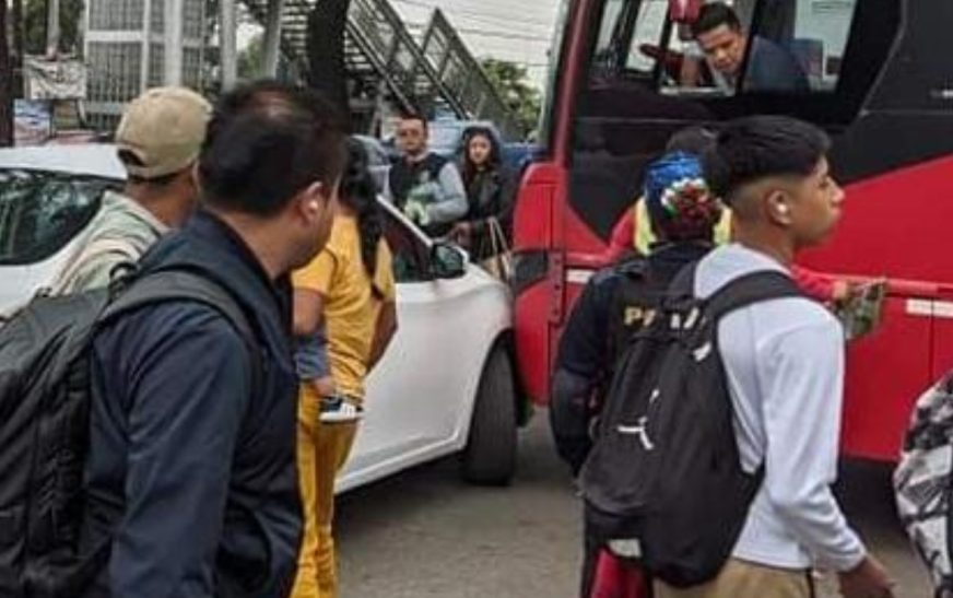 Choca unidad de Metrobús contra vehículo particular en estación el Caminero