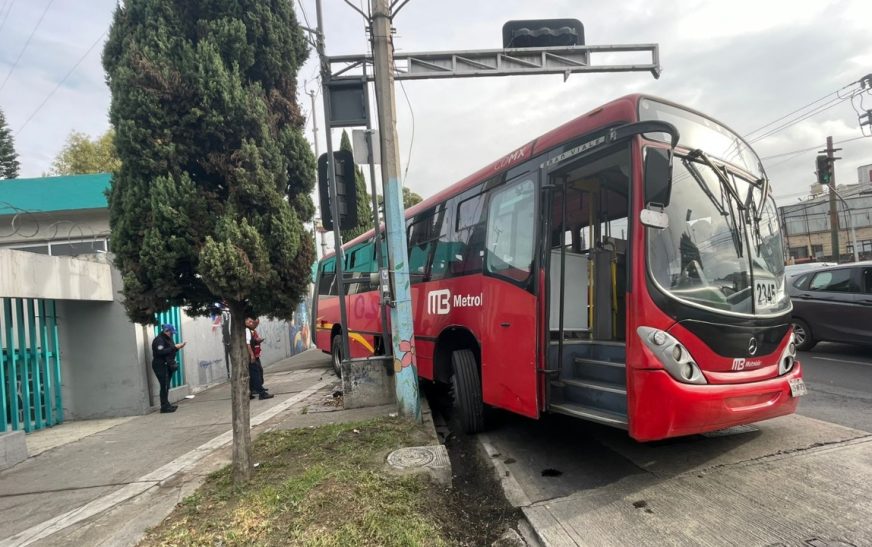 Se registra accidente de unidad del Metrobús en Iztacalco; no se reportan heridos