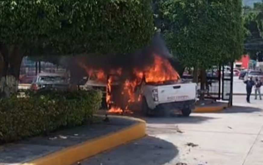 Normalistas vandalizan e incendian vehículos en el Congreso de Guerrero