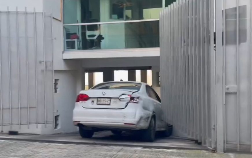 Auto choca, se da a la fuga y termina dentro de inmueble en la Benito Juárez