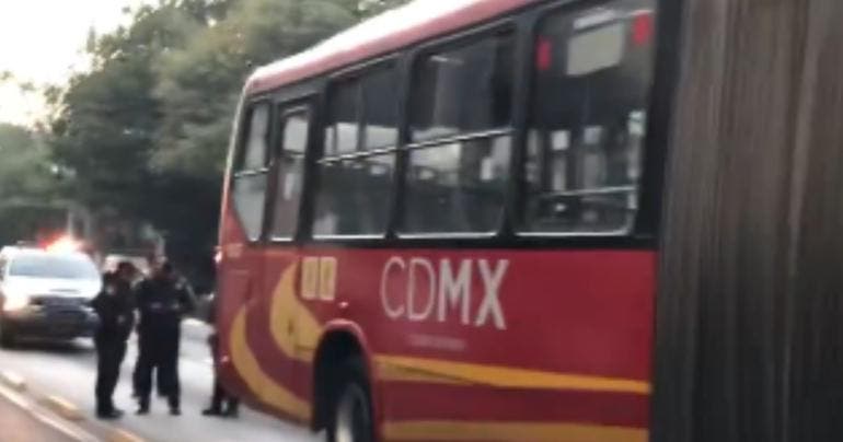 Unidad de Metrobús se incendia en la colonia Álamos