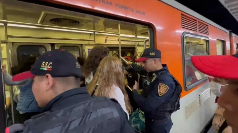 Policías forcejean con cuentacuentos y su hija en Línea 2 del Metro